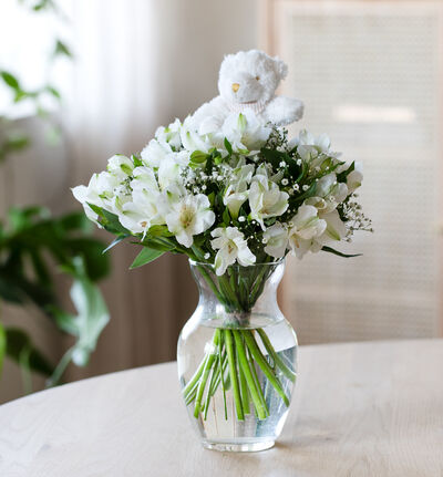 Hvit alstroemeriabukett med bamse Hvit alstroemeriabukett med bamse